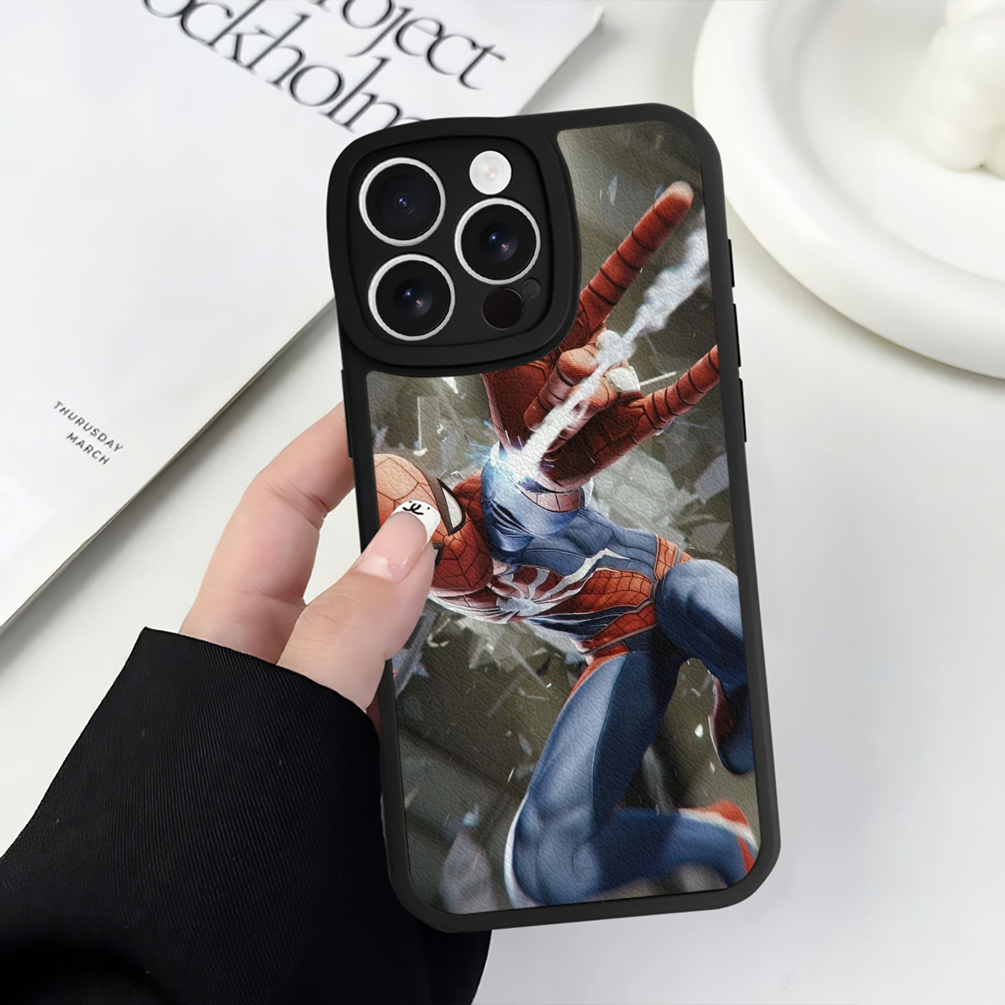（画像用） Spider Man スパイダーマン 【iPhone 16シリーズ対応】シリコンスマホケース（レザー調） 材質：シリコン